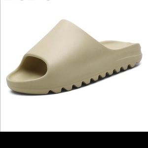 Yeezy Slides in Bone